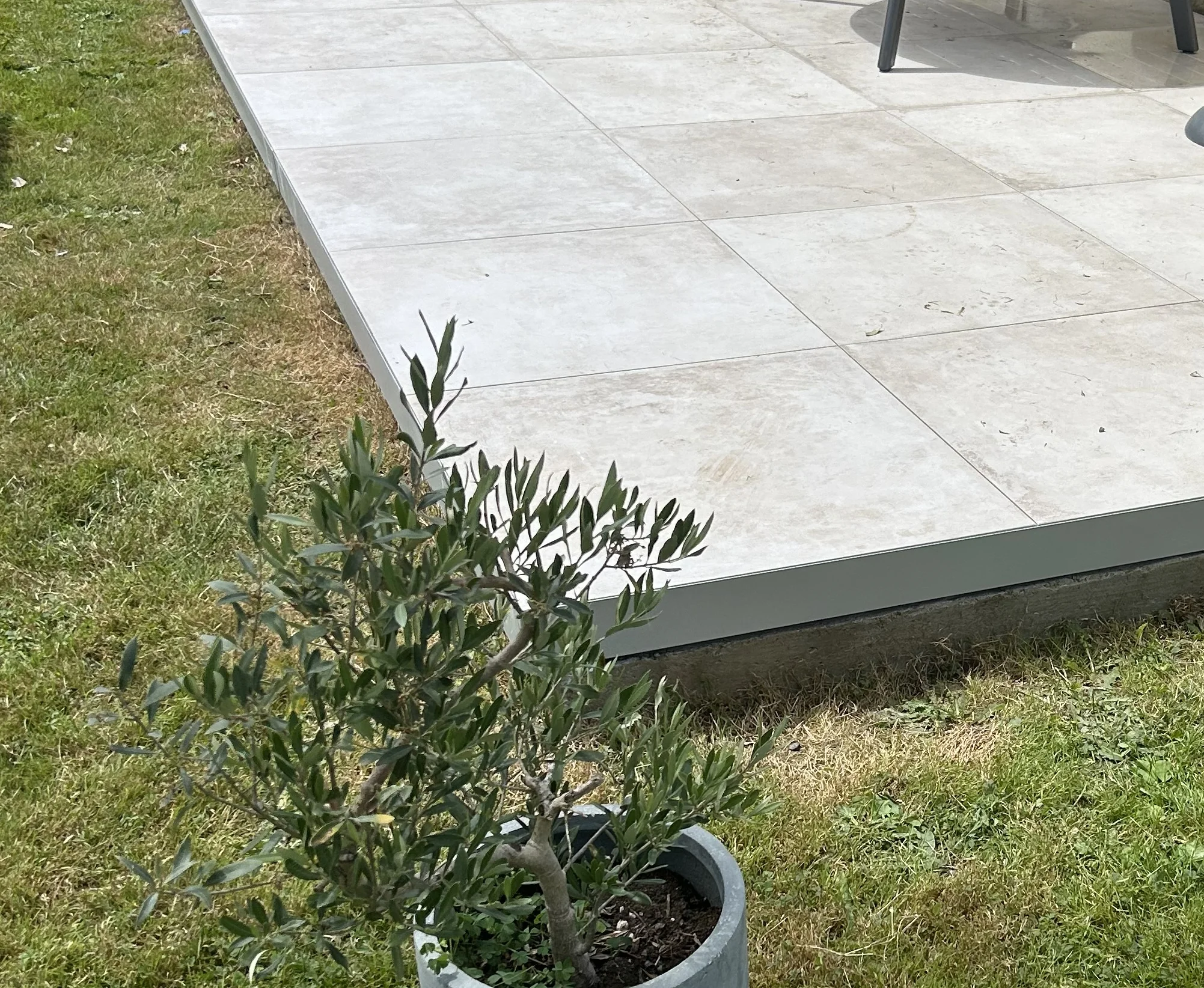 Terrasse extérieure dallée avec finition moderne