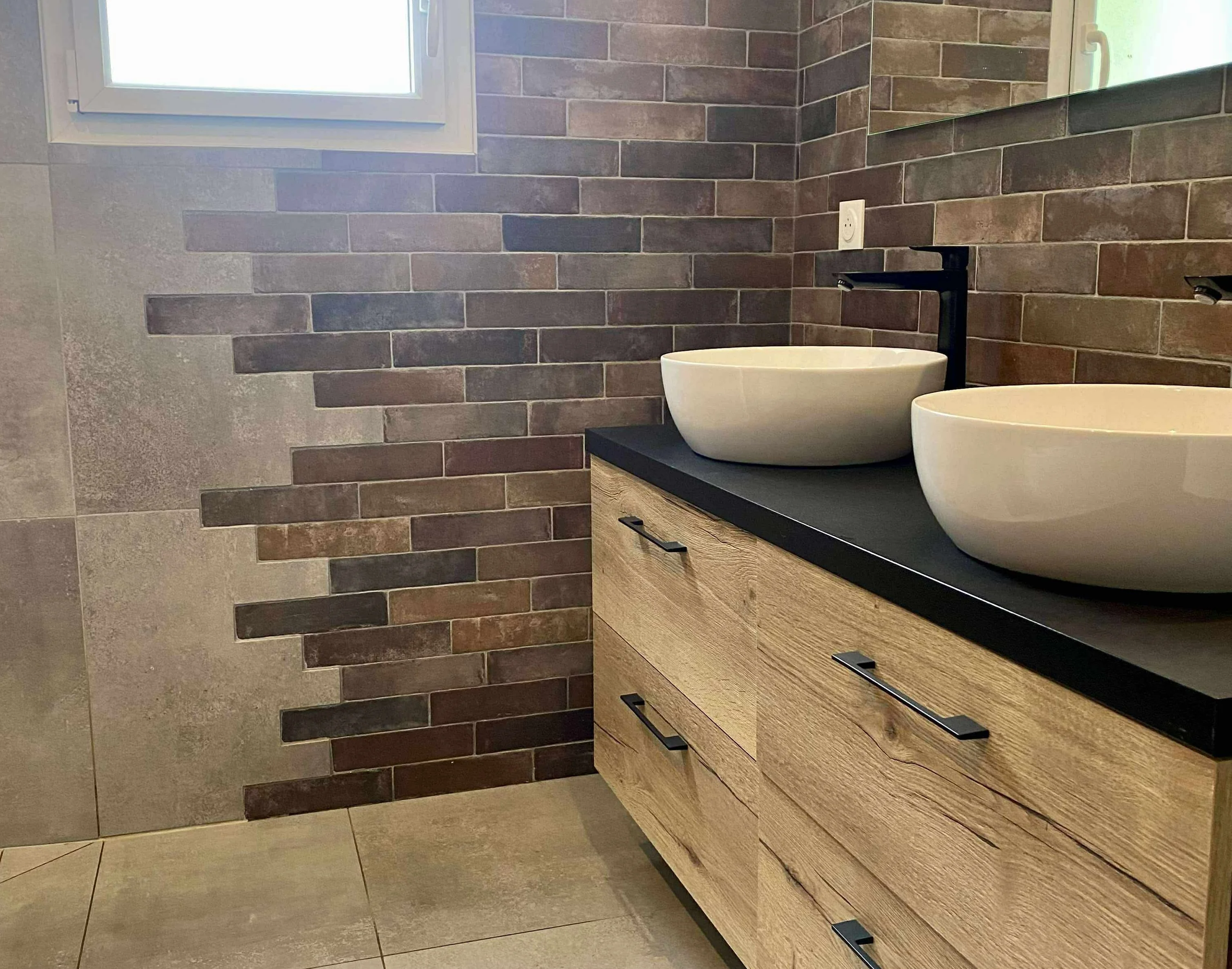Exemple de faïence posée dans une salle de bain