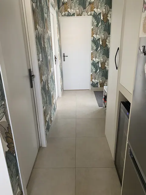 Photo de carrelage coupé pour géométrie complèxe (couloir).