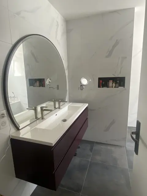 Photo de carrelage effet marbré avec étagère (salle de bain).