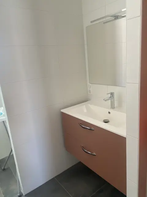 Photo de carrelage mur et sol autour du lavabo (salle de bain).