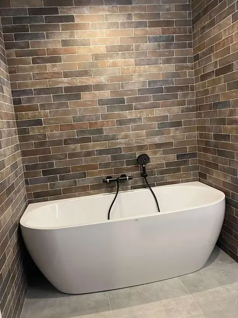 Photo de faience murale et carrelage autour de la baignoire (salle de bain).