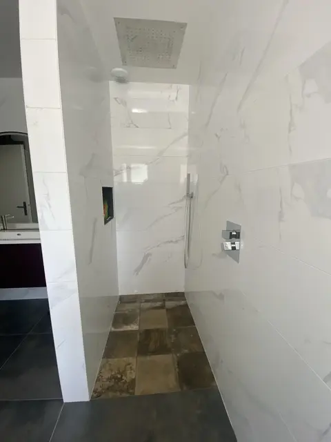 Photo de mix mur et sol avec étagère pour la douche (salle de bain).
