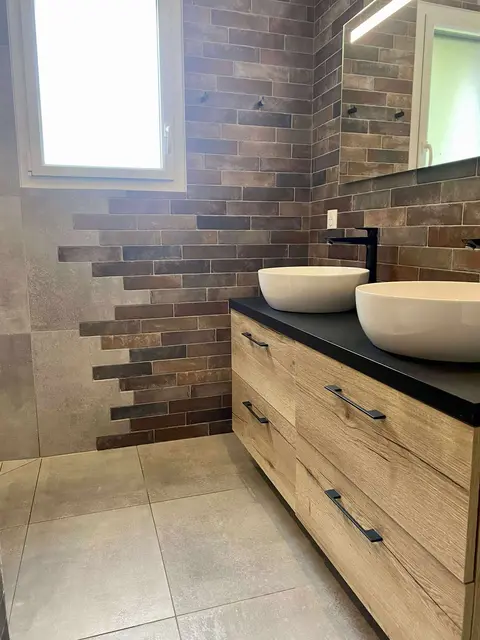Photo de transition faïence et carrelage sur mur (salle de bain).