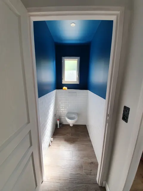 Photo de design élégant à fort contrast (toilettes).