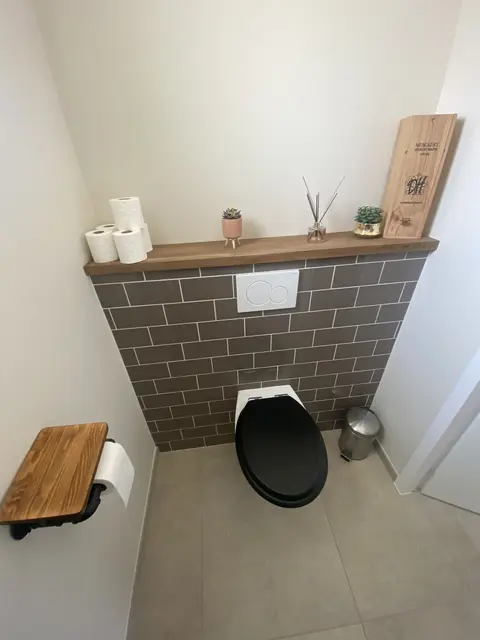 Photo de faïence sur mur (toilettes).